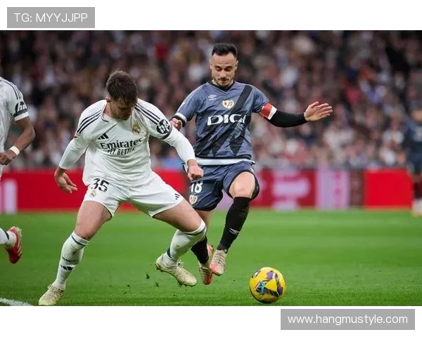 马卡：劳尔和妻子观看儿子的球赛，并和旧友进行交流